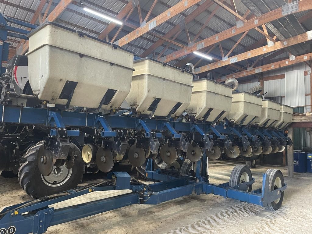 1998 Kinze 2600 Equipment Image0