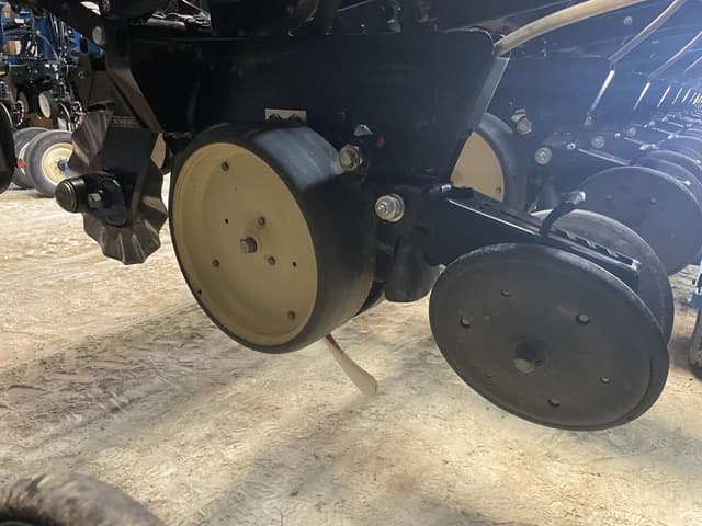 Image of Kinze 2600 equipment image 3