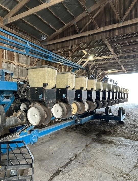 1998 Kinze 2600 Equipment Image0