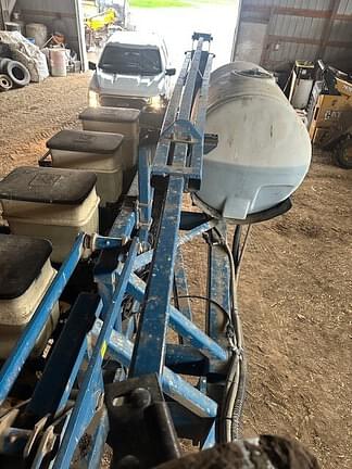 Image of Kinze 2600 equipment image 4