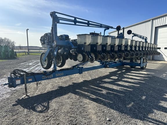 Image of Kinze 2600 equipment image 1