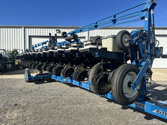 Image of Kinze 2600 equipment image 4