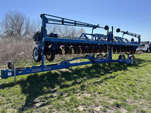 Image of Kinze 2600 equipment image 3