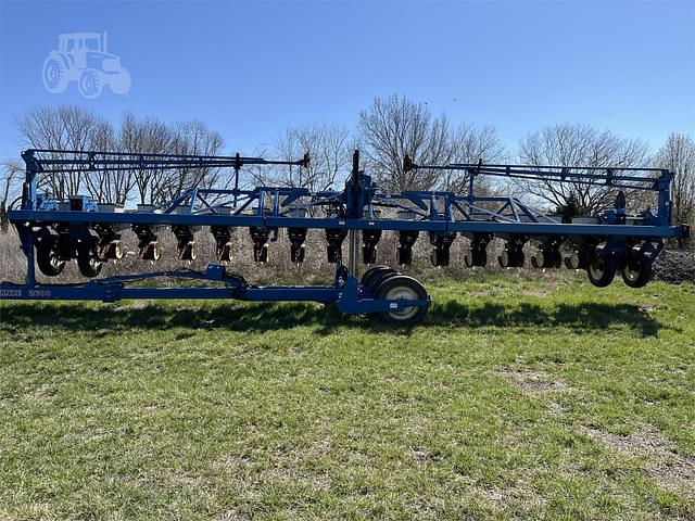 Image of Kinze 2600 equipment image 1