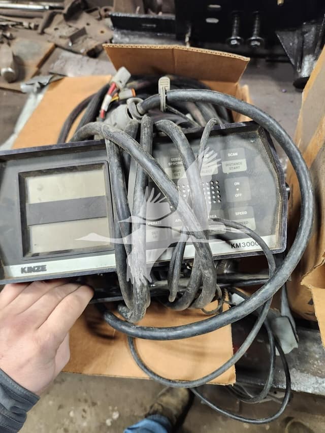 Image of Kinze 2600 equipment image 2