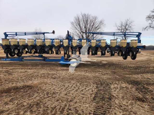Image of Kinze 2600 equipment image 1