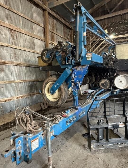 Image of Kinze 2600 equipment image 3