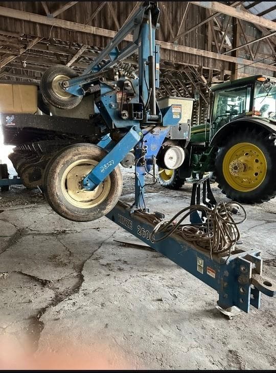 Image of Kinze 2600 equipment image 4