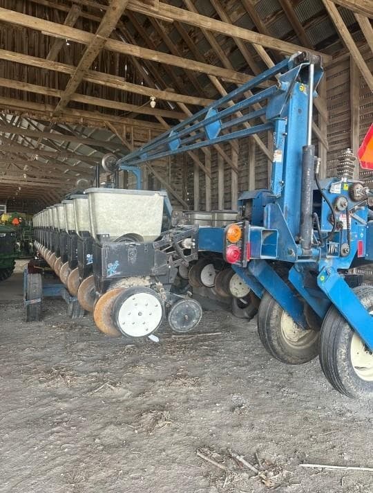 Image of Kinze 2600 equipment image 2