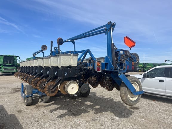 1998 Kinze 2600 Equipment Image0