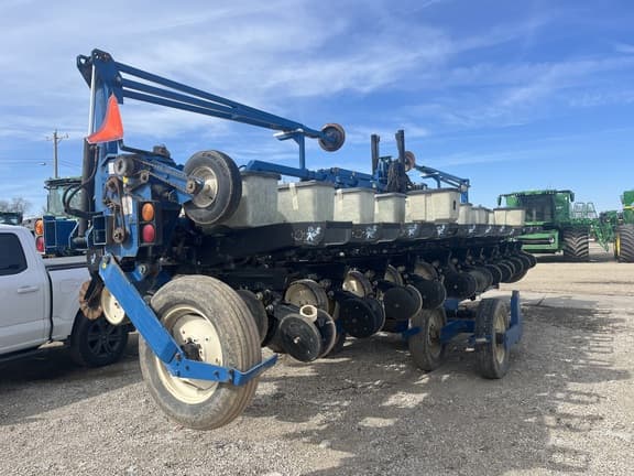 Image of Kinze 2600 equipment image 2