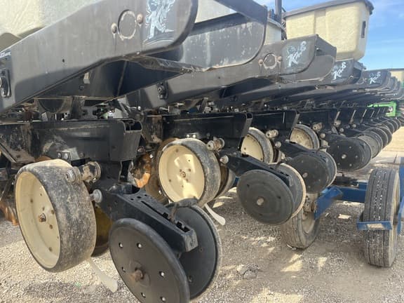 Image of Kinze 2600 equipment image 3