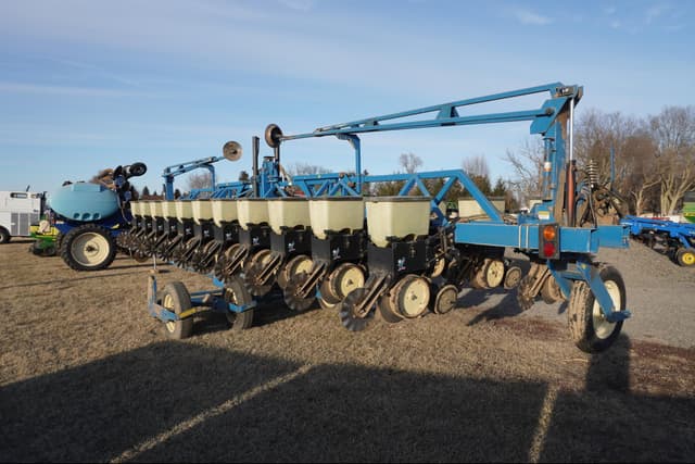 Image of Kinze 2600 equipment image 2