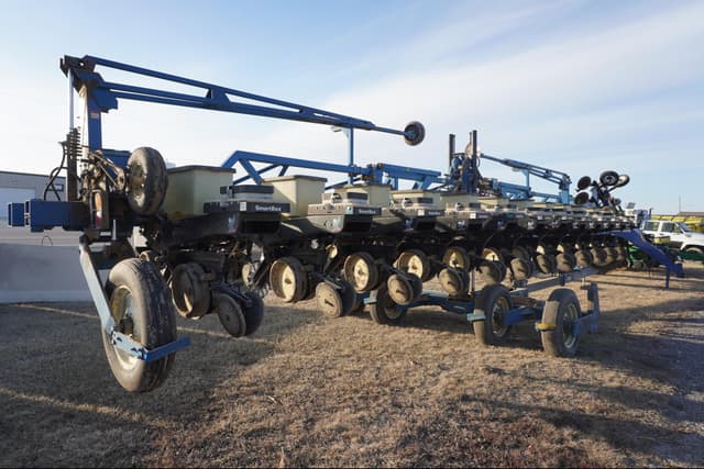 Image of Kinze 2600 equipment image 3