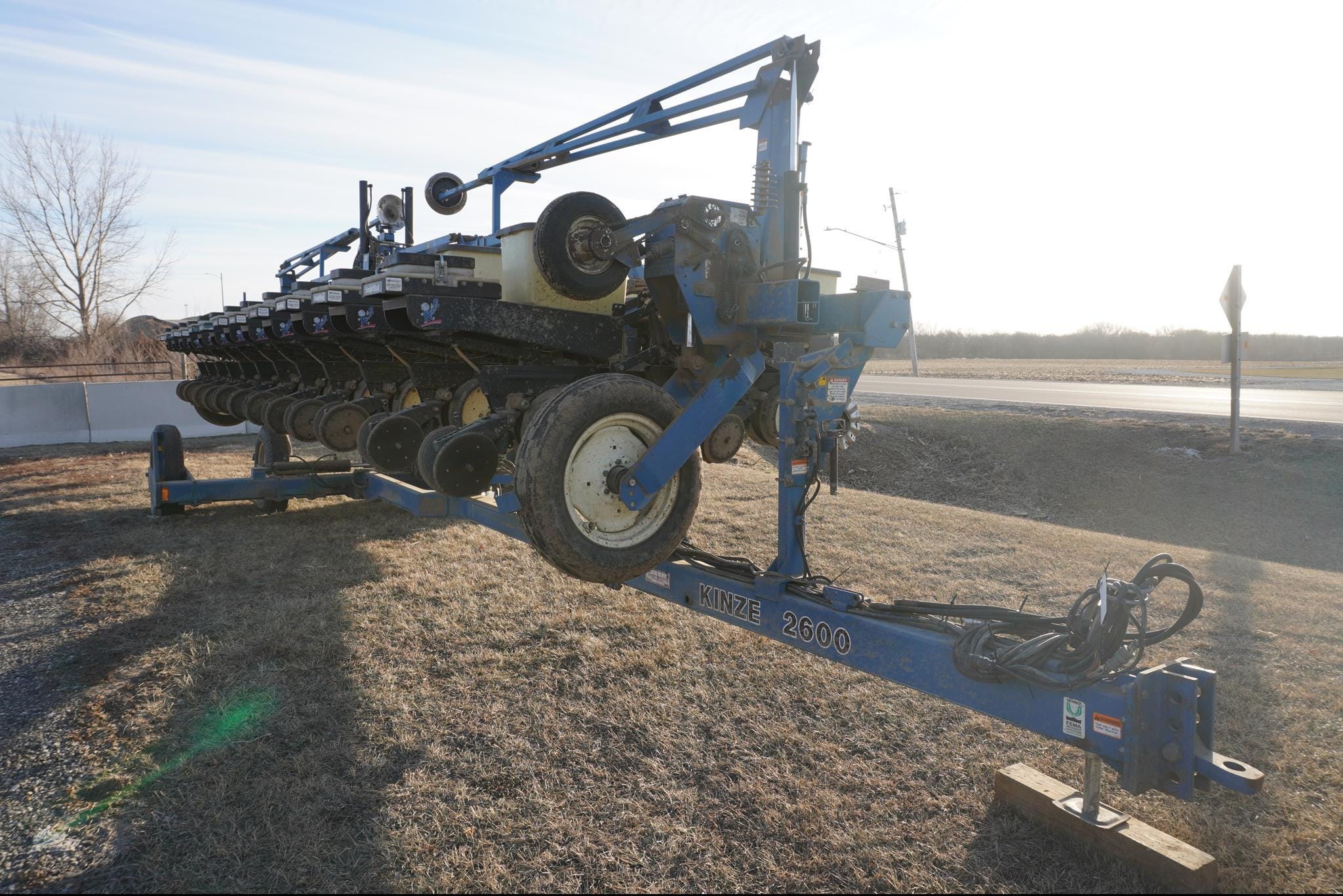 1998 Kinze 2600 Equipment Image0