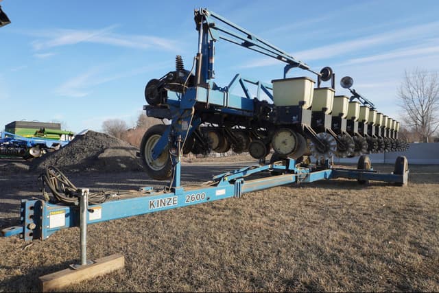 Image of Kinze 2600 equipment image 1