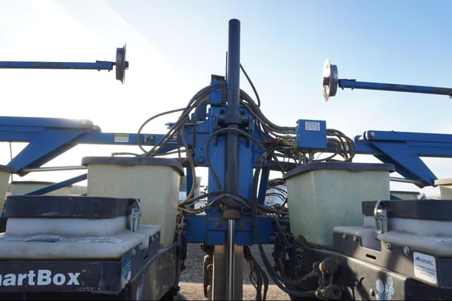 Image of Kinze 2600 equipment image 4