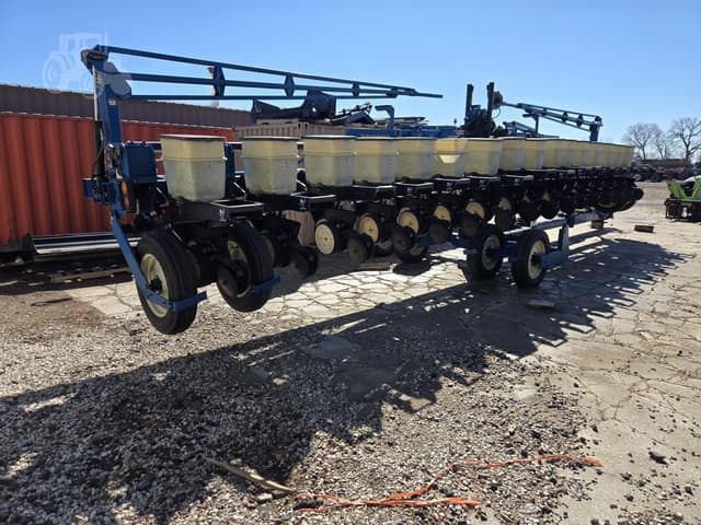 Image of Kinze 2600 equipment image 2