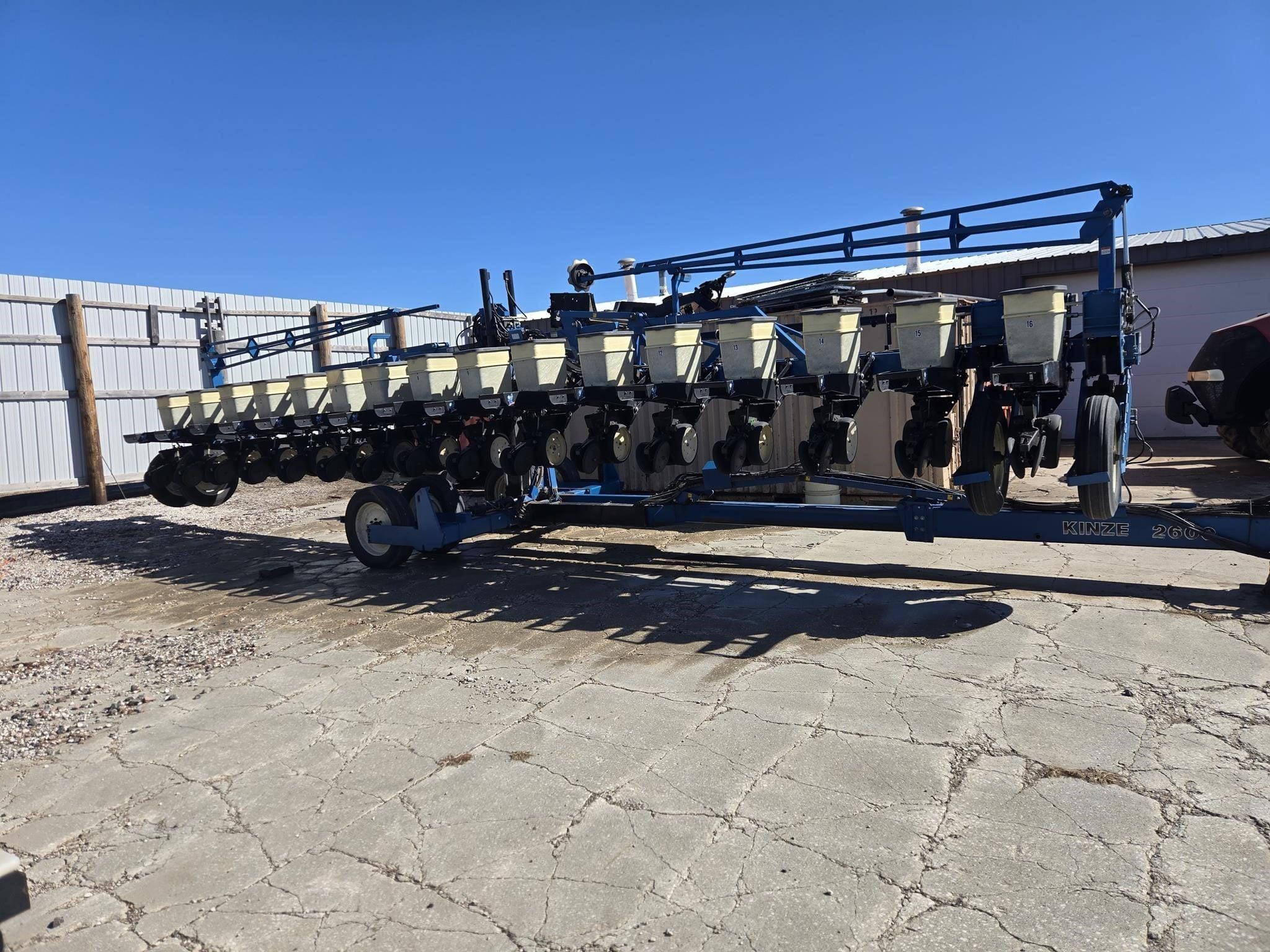 1998 Kinze 2600 Equipment Image0
