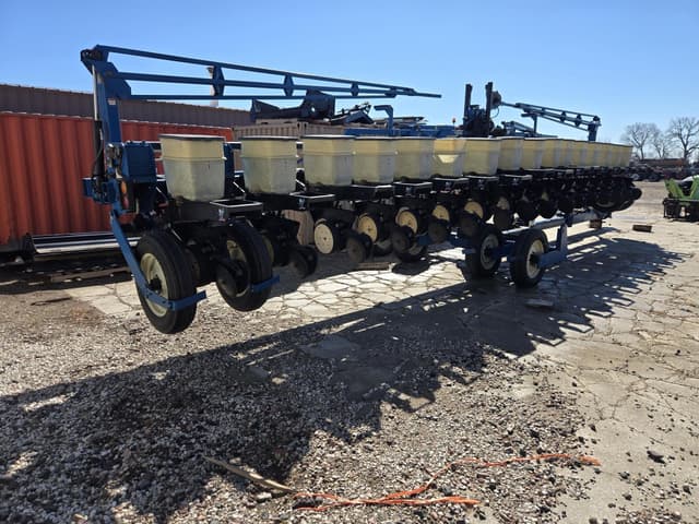 Image of Kinze 2600 equipment image 2