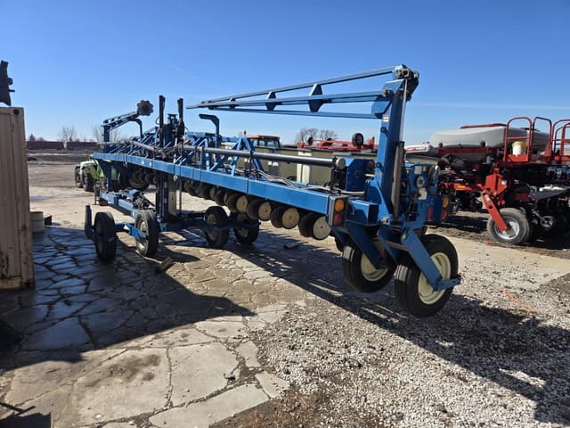Image of Kinze 2600 equipment image 4