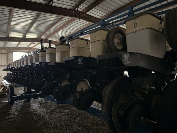 Image of Kinze 2600 equipment image 2