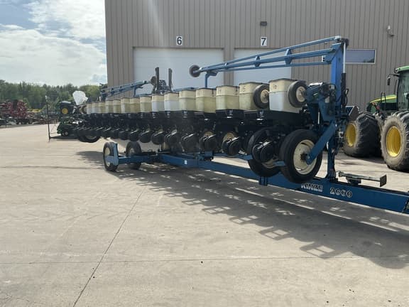 Image of Kinze 2600 equipment image 1
