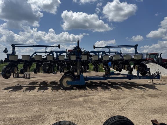 Image of Kinze 2600 equipment image 2