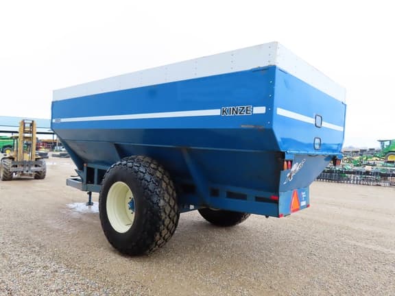 Image of Kinze 840 equipment image 4