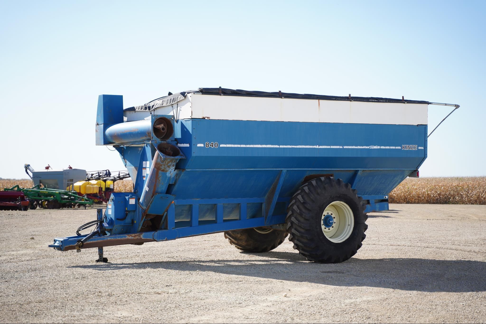 1998 Kinze 840 Equipment Image0