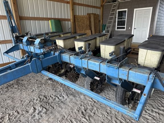 1998 Kinze PT Equipment Image0