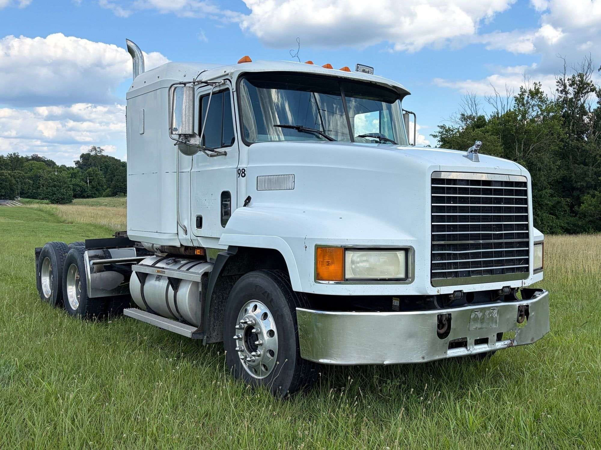 1998 Mack CH613 Equipment Image0