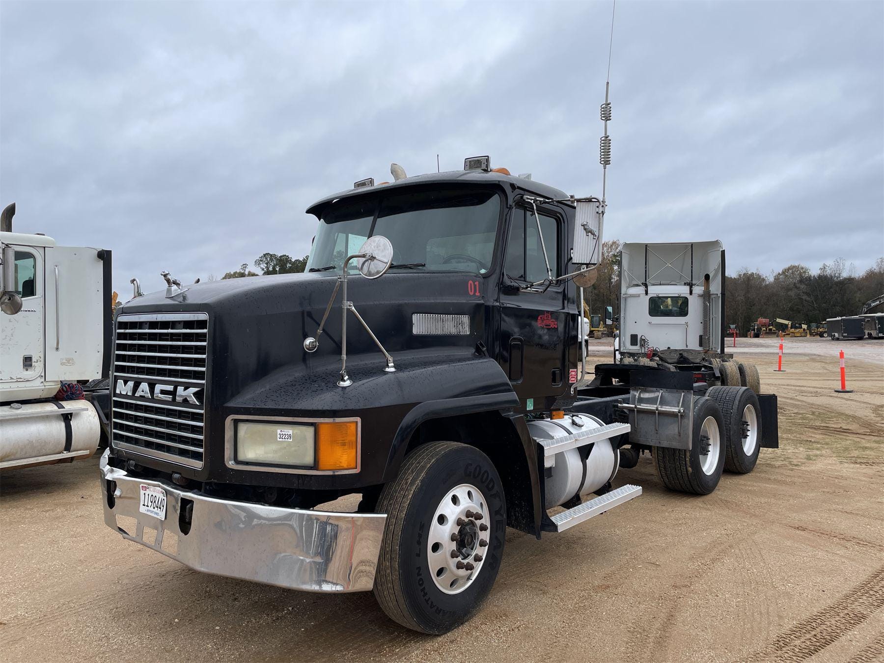 TRANSPORT CODE;C + EACHTIME MA-1 ① SOLD - 1998 Mack CH613 Lot No. 51097559 Other Equipment with