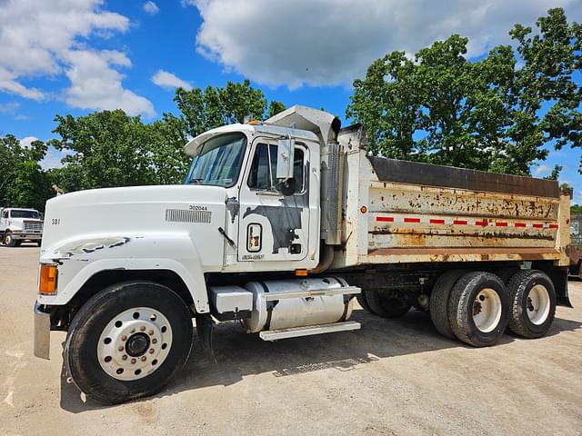 Image of Mack CH613 equipment image 3