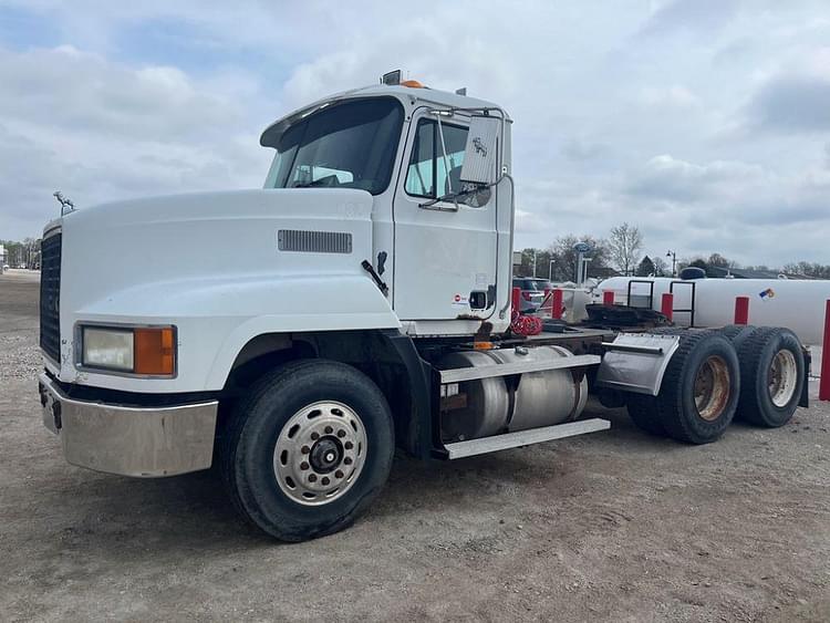 1998 Mack CH613 Equipment Image0