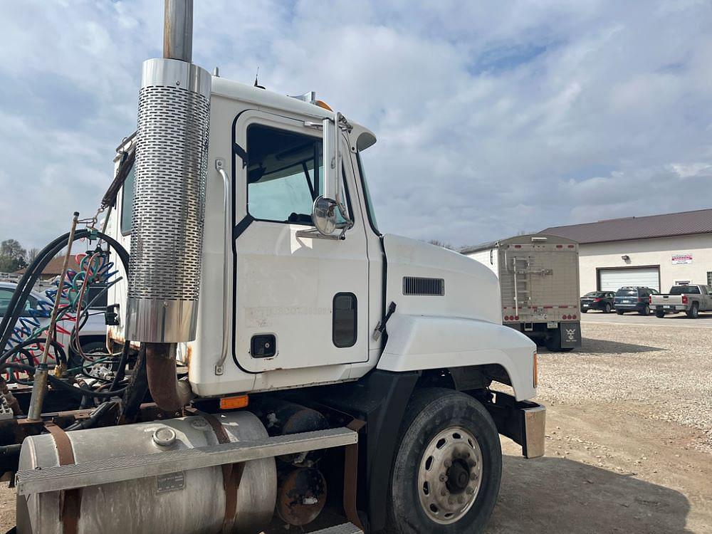 Main image Mack CH613 38