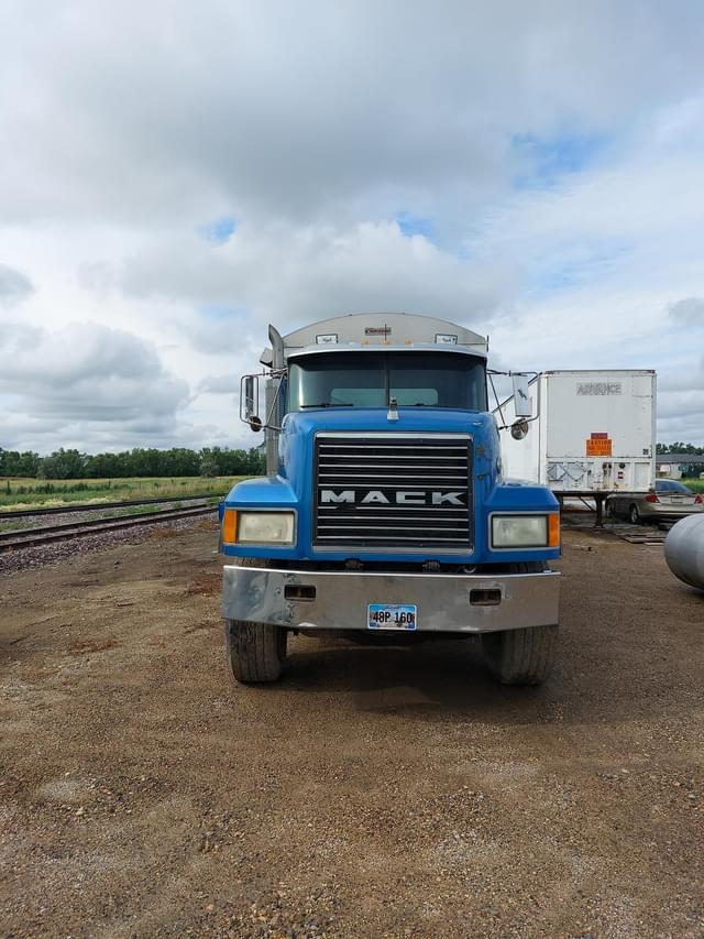 Image of Mack CL713 equipment image 2