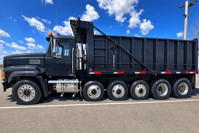 Image of Mack CL713 equipment image 1