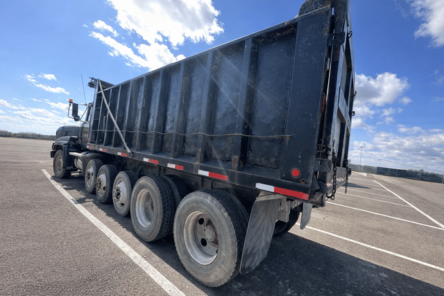 Image of Mack CL713 equipment image 2