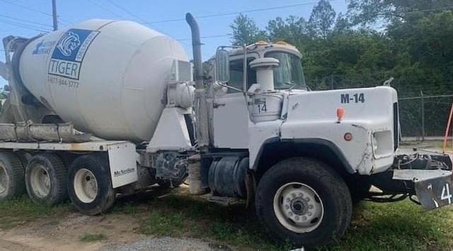 Image of Mack DM690S equipment image 2
