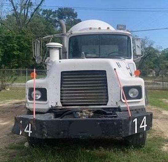Image of Mack DM690S equipment image 3