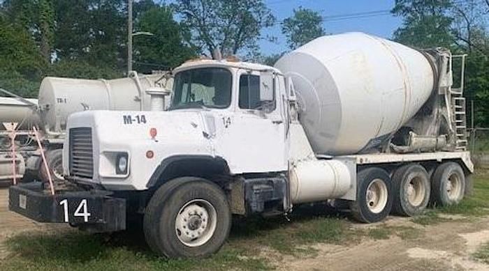 1998 Mack DM690S Equipment Image0