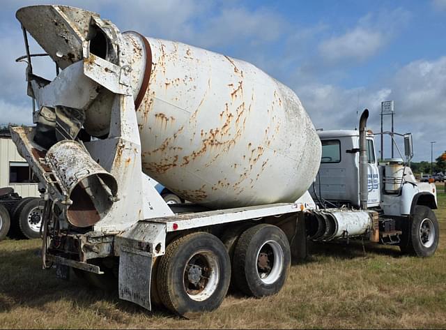 Image of Mack DM690S equipment image 4