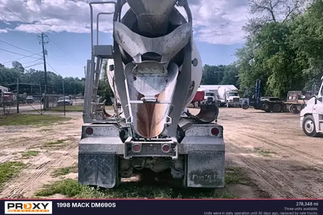 Image of Mack DM690S equipment image 2
