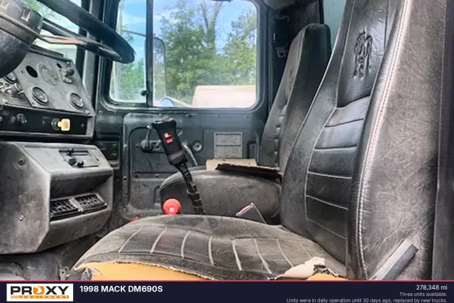 Image of Mack DM690S equipment image 3