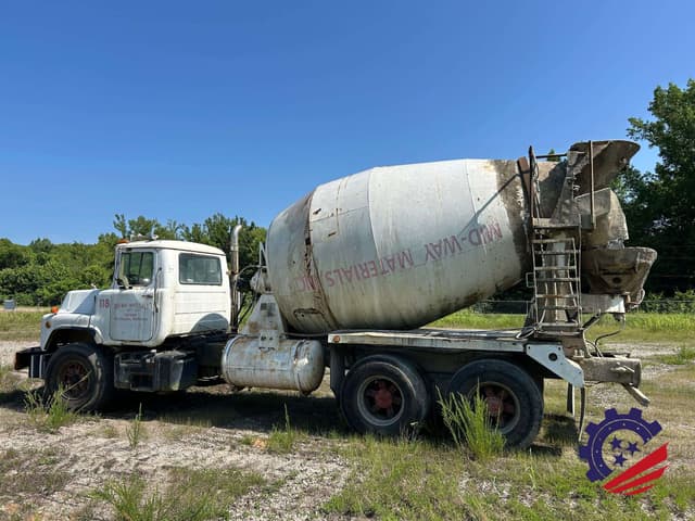 Image of Mack DM690S equipment image 1