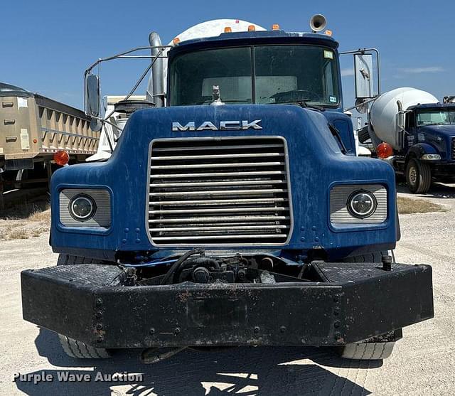 Image of Mack DM690S equipment image 1