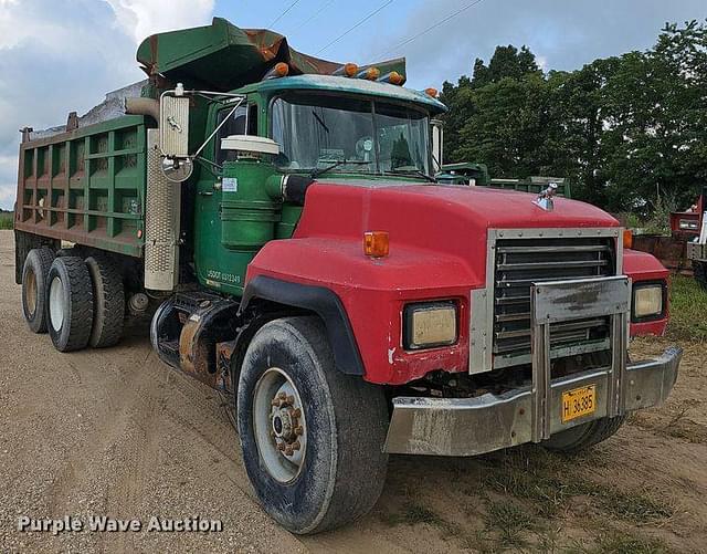 Image of Mack RD690S equipment image 2