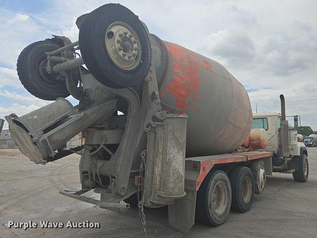 Image of Mack RD690S equipment image 4