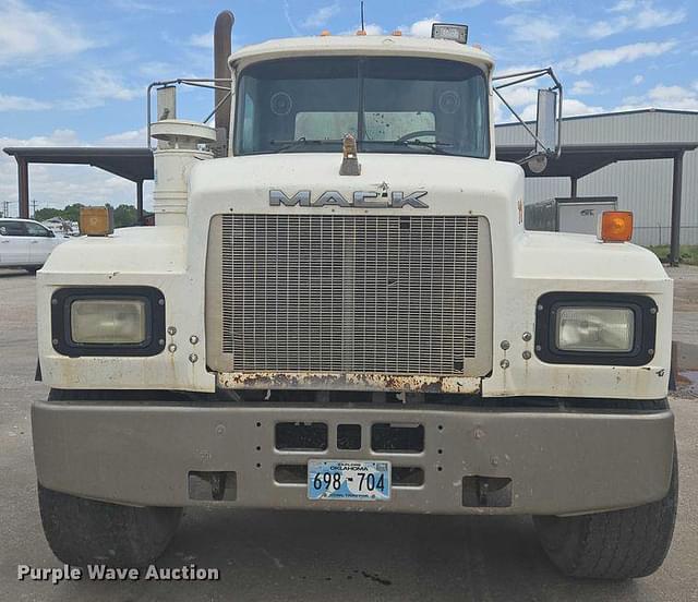 Image of Mack RD690S equipment image 1